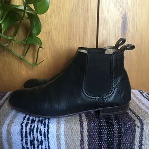 FRYE Black leather chelsea boots booties